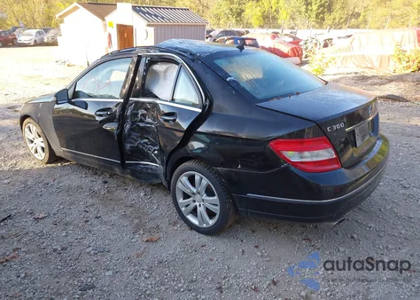 2011 Mercedes-Benz C 300 Luxury 4Matic из США, поврежденный, VIN WDDGF8BB6BR133215